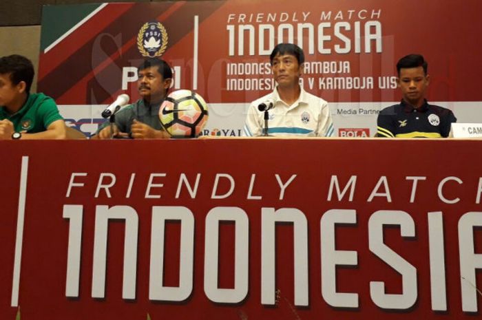 Pelatih Timnas U-19 Indonesia, Indra Sjafri, bersama dengan Pelatih Kamboja, Kazunori Inoue, menghadiri konferensi pers di Hotel Aston, Bekasi, Selasa (3/10/2017)