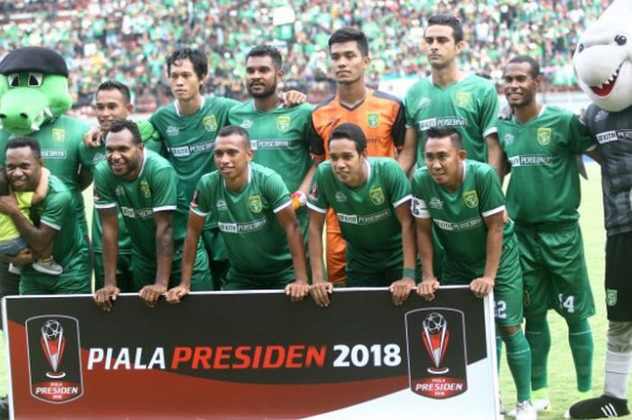 Para pemain Persebaya berpose sebelum meladeni Madura United pada laga pamungkas Grup C fase penyisihan Piala Presiden 2018 di Gelora Bung Karno, Kota Surabaya, Minggu (27/1/2018).