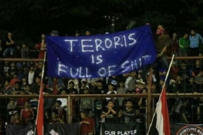 Suporter ekpresikan pesan damai  pada laga PSM Makassar Vs Borneo FC,  Sabtu (19/5/2018) 