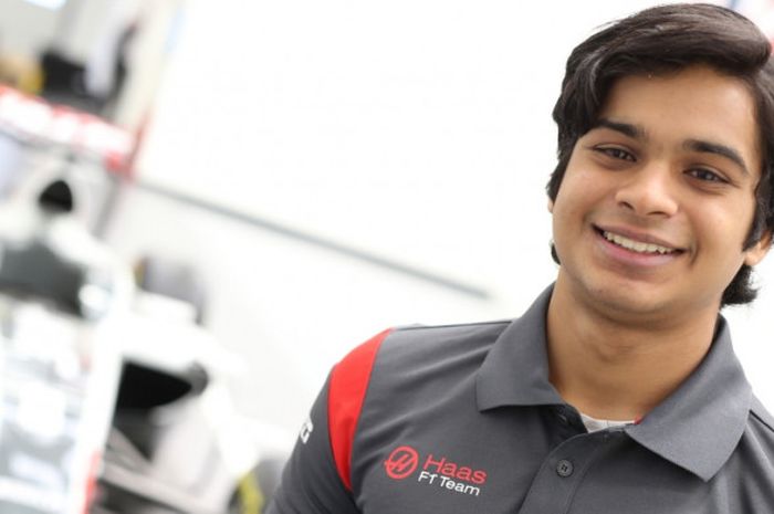 Pebalap Formula 2 asal India yang membela tim Trident Racing, Arjun Maini, berpose seusai dipastikan mendapat kontrak oleh tim F1, Haas.