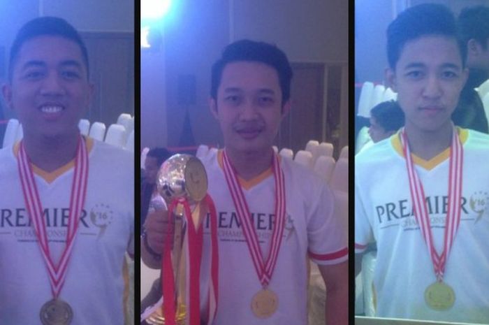 (Kiri-Kanan) Muhammad Akbar, Hary Yudy Saputra, dan Khairul Anam merayakan kemenangan dalam seri perdana FIFA Online 3 Premier Championship yang diselenggarakan di Hotel Pullman, Bundaran HI, Jakarta, Minggu (26/6/2016).