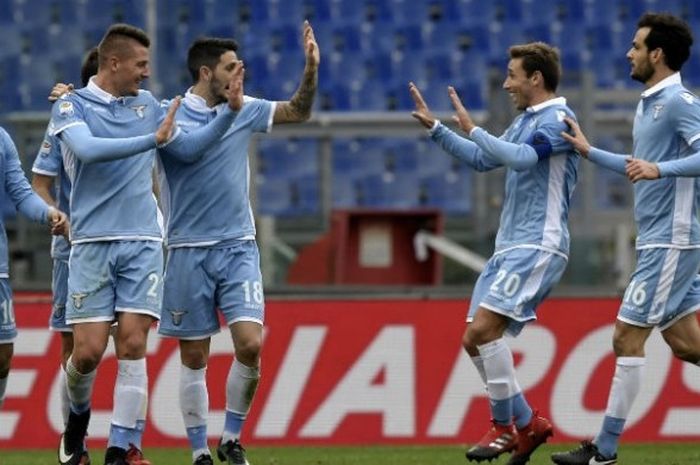 Para pemain Lazio merayakan gol Sergej Milinkovic-Savic (kedua dari kiri) ke gawang Genoa pada babak 16 Besar Coppa Italia di Stadion Olimpico, Roma, Rabu (18/1/2017). 