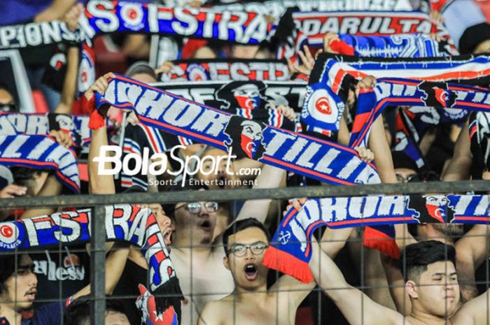    Aksi suporter Johor Darul Takzim dalam pertandingan kelima Grup H Piala AFC 2018 di Stadion Utama Gelora Bung Karno, Selasa (10/4/2018).    