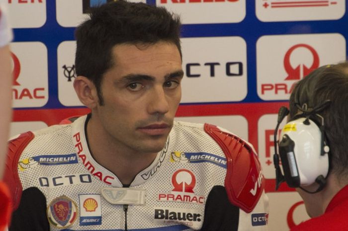 Pebalap penguji tim Ducati dari Italia, Michele Pirro, berdiskusi dengan timnya saat menjalani sesi kualifikasi GP Americas di Circuit of The Americas, Austin, Texas, Amerika Serikat, 9 April 2016.