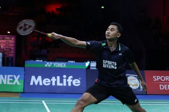 Pemain tunggal putra Indonesia, Tommy Sugiarto, mengembalikan kok dari Chen Long (China) pada laga final Denmark Terbuka di Odense, Minggu (18/10/2015).