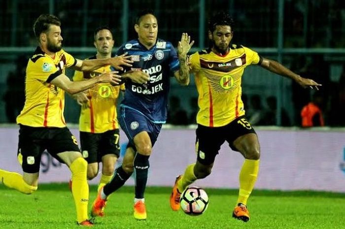 Penyerang berstatus marquee player Arema FC, Juan Pablo Pino ditempel ketat tiga pemain Barito Putera pada laga pekan keempat Liga 1 musim 2017 di Stadion Kanjuruhan, Kab Malang, Jumat (5/4/2017). 