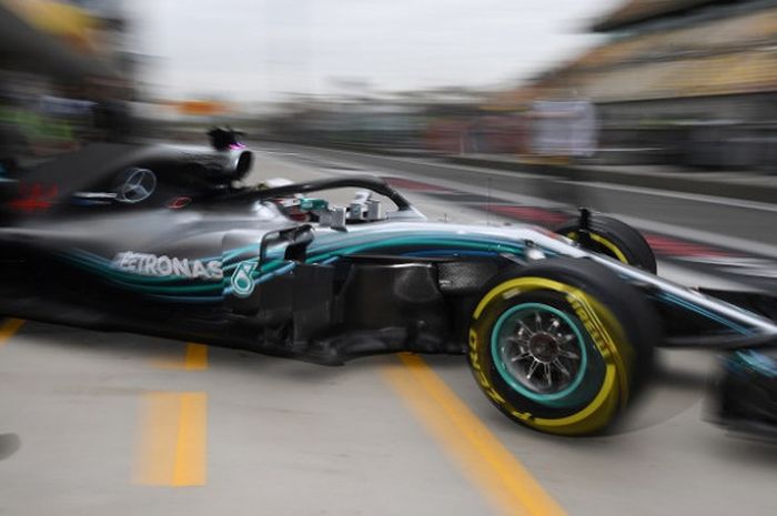 Pebalap Mercedes, Lewis Hamilton, keluar dari pit lane saat menjalani sesi latihan bebas hari pertama GP China di Sirkuit Internasional Shanghai, Jumat (13/4/2018).