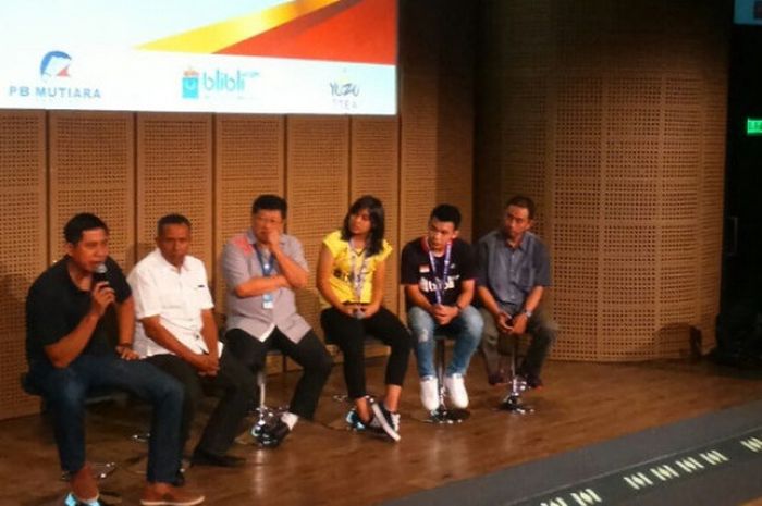 Pelatih nasional ganda campuran yunior, Nova Widianto (paling kiri) berbicara dalam konferensi pers pemberian penghargaan atlet peraih medali pada Kejuaraan Dunia Junior 2017 di Galeri Indonesia Kaya, Kamis (2/11/2017).