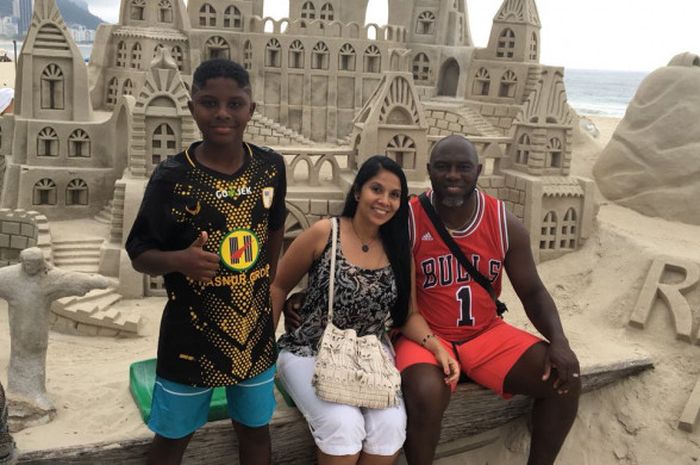 Hugo Samir Tiago bersama kedua orang tuanya saat berkunjung ke Rio de Janeiro, Brasil, akhir 2017.