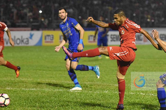 Semen Padang versus Persib Bandung.