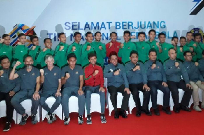 Timnas Indonesia U-22 dan jajaran kepengurusan PSSI berfoto bersama dalam acara pelepasan skuad Garuda ke SEA Games 2017 di Makostrad, Gambir, Jakarta Pusat, Kamis (10/8/2017).