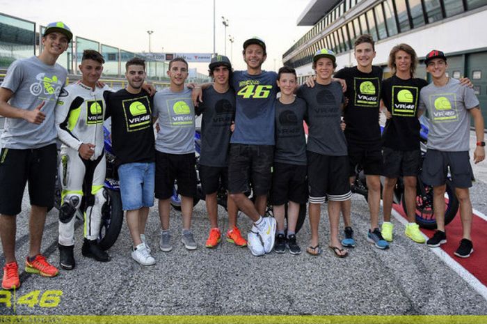   Valentino Rossi bersama para muridnya di VR46 Riders Academy.  