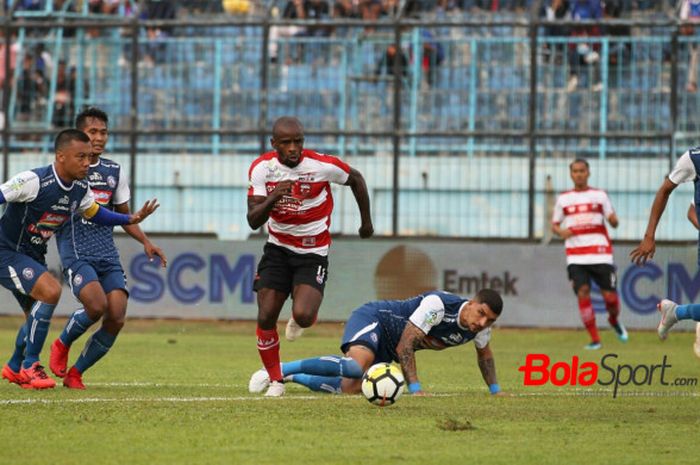 Penyerang Madura United, Greg Nwokolo di antara empat pemain Arema FC: Hamka Hamzah, Hendro Siswanto, Arthur Cunha, dan Alfin Tuasalamony (dari kiri ke kanan) pada lanjutan laga Liga 1 2018 di Stadion Kanjuruhan, Kab Malang pada 17 September 2018. 