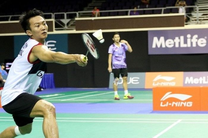 Pemain tunggal putra Indonesia, Ihsan Maulana Mustofa, ketika menghadapi Lin Dan (China) pada babak pertama Singapura Terbuka. Ihsan kalah 16-21, 19-21, pada laga yang berlangsung di Singapore Indoor Stadium, Rabu (13/4/2016).