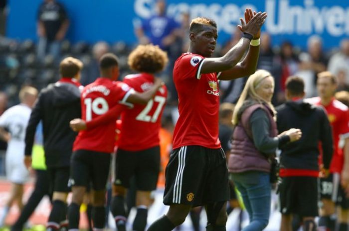  Gelandang Manchester United, Paul Pogba, merayakan kemenangan atas Swansea City dalam laga Liga Inggris di Stadion Liberty, Swansea, Wales, pada 19 Agustus 2017. 