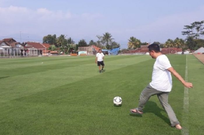 Menpora, Imam Nahrawi, meninjau Lapangan Lodaya Sakti, Desa Cisayong, Tasikmalaya, Jawa Barat.