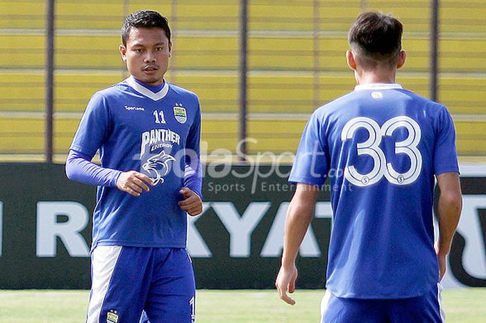 Gelandang Persib Bandung, Dedi Kusnandar (kiri), berlatih bersama rekan setimnya Oh In-kyun di Stadion Sultan Agung, Bantul, Minggu (29/7/2018).