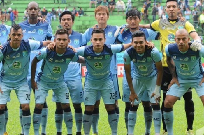 Kiper Dwi Kuswanto (kaus kuning) saat masih membela Persela Lamongan pada laga TSC 2016. 