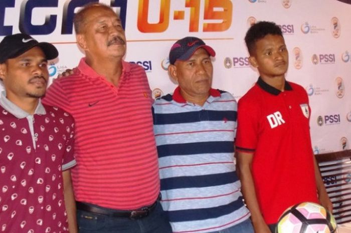 Pelatih Perseru, Yusak Sutanto (dua dari kiri) dan pelatih Persipura, Abdul Manaf (dua dari kanan) saat konferensi pers di Graha Persib, Kota Bandung, Rabu (18/10/2017).
