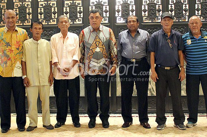 Para legenda PSMS Medan, Tumsila, Parlin Siagian, Nobon dkk berfoto bersama pengurus PSMS Medan.