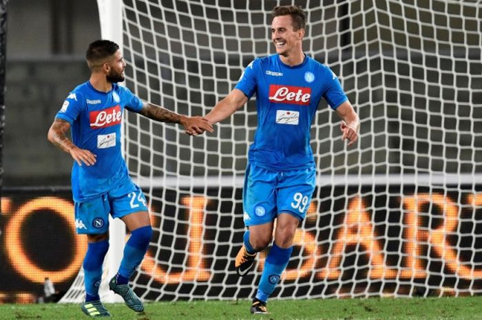 Penyerang Napoli, Arkadiusz Milik, melakukan selebrasi setelah mencetak gol ke gawang Hellas Verona di pertandingan pertama Serie A musim 2017-2018 di Stadion Marc Antonio Bentegodi, Sabtu (19/8/2017) waktu setempat.
