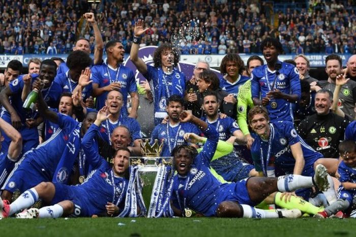 Para pemain Chelsea merayakan kesuksesan menjuarai Premier League 2016-2017 setelah partai pekan pamungkas lawan Sunderland di Stamford Bridge, London, 21 Mei 2017.