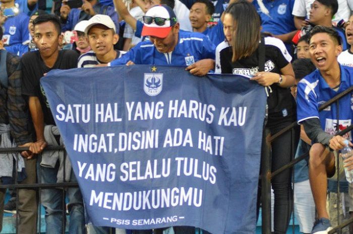 Suporter PSIS Semarang di tribune barat menunjukkan dukungannya untuk tim berjulukan Mahesa Jenar seusai pertandingan melawan Arema FC di Stadion Moch Soebroto, Magelang, Minggu (4/11/2018).