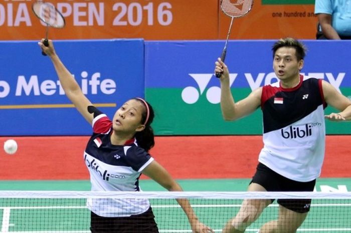 Pasangan ganda campuran Indonesia, Riky Widianto/Richi Puspita Dili, mengembalikan kok dari pasangan Thailand, Bodin Issara/Savitree Amitrapai, pada babak semifinal India Terbuka di New Delhi, Sabtu (2/4/2016).