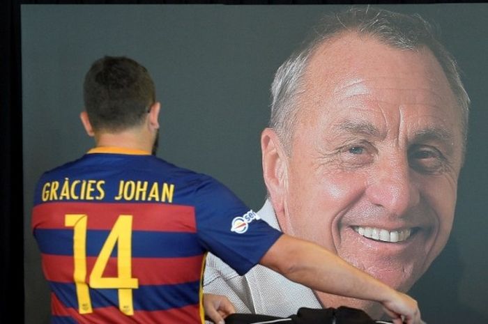 Suporter Barcelona memberikan tribut untuk Johan Cruyff di Stadion Camp Nou, 29  Maret 2016.