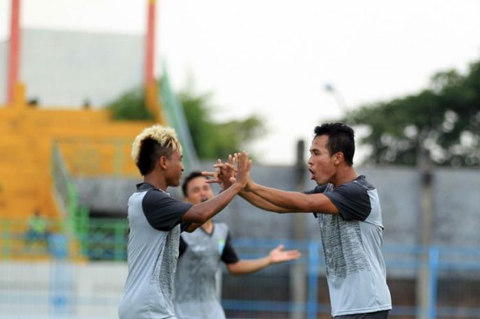 Pemain Persela Lamongan, Muhammad Guntur Triaji, merayakan gol ke gawang Kedah FC bersama Fahmi Al Ayubi pada laga Suramadu Super Cup 2018 di Stadion Gelora Bangkalan, Senin (8/1/2018).