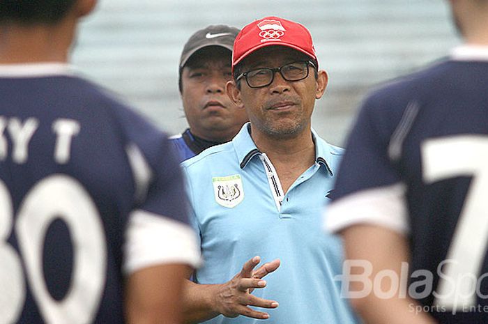 Pelatih Persela Lamongan, Aji Santoso saat memberi arahan kepada pemainnya sebelum memulai latihan di Stadion Surajaya Lamongan.