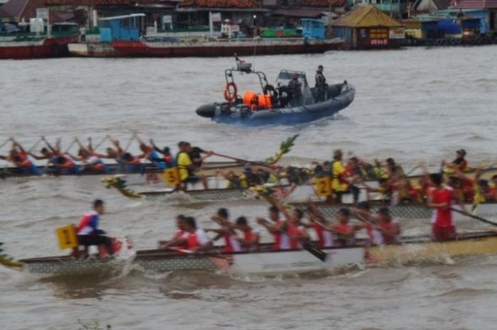 Para peserta lomba perahu naga bertarung dalam Etape V Musi Triboatton 2016 di Sungai Musi, Palembang, Sabtu (14/5/2016).