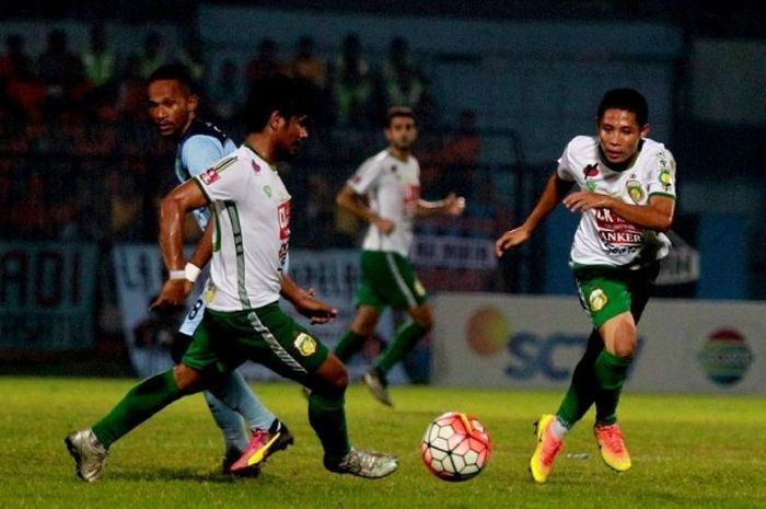 Gelandang Bhayangkara FC, Evan Dimas, beraksi pada suatu laga Torabika Soccer Championship 2016.