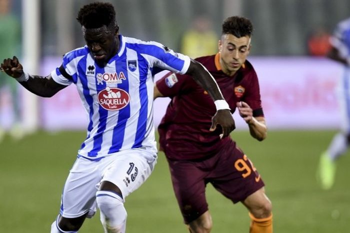 Gelandang AS Roma, Stephan El Shaarawy (kanan), berebut bola dengan gelandang Pescara, Sulley Muntari, dalam pertandingan Liga Italia 2016-2017 di Stadio Adriatico-Giovanni Cornacchia, Pescara, Italia, pada Senin (24/4/2017).