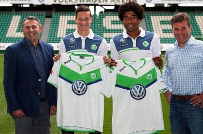 Julian Draxler (kedua dari kiri) serta Dante diapit oleh Klaus Allofs (kiri) dan Dieter Hecking (kanan) dalam peresmian perekrutan kedua pemain sebagai personel Wolfsburg, 1 September 2015.