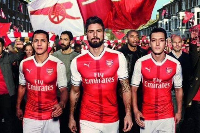 Alexis Sanchez, Olivier Giroud, dan Mesut Oezil memamerkan kostum terbaru Arsenal untuk menyambut musim 2016-2017.