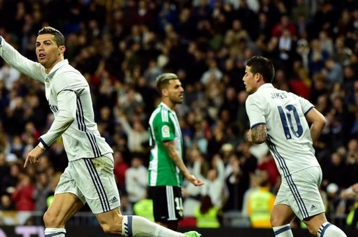 Ikon Real Madrid, Cristiano Ronaldo (kiri), merayakan gol yang dia cetak ke gawang Real Betis dalam pertandingan La Liga di Stadion Santiago Bernabeu, Madrid, Spanyol, pada 12 Maret 2017.