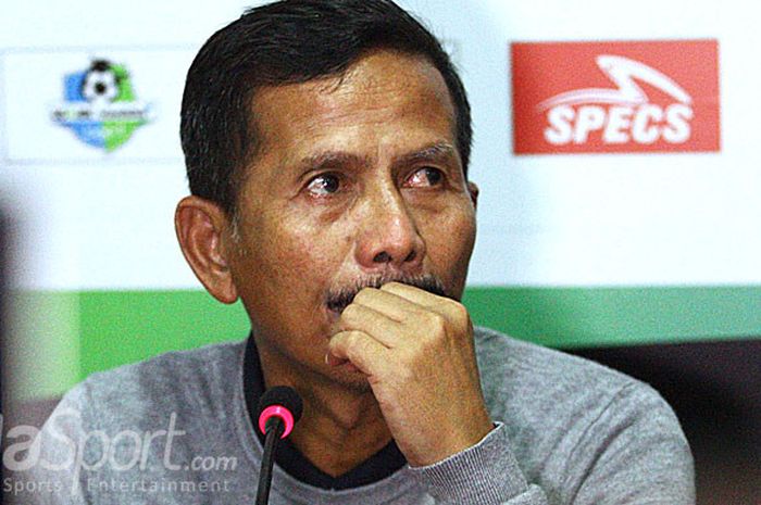  Pelatih PSMS Medan, Djadjang Nurdjaman, saat memberi keterangan kepada awak media usai melawan Persela Lamongan pada pertandingan Liga 1 2018, Minggu (29/4/2018), di Stadion Surajaya Lamongan. 