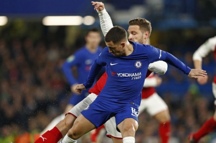 Playmaker Chelsea, Eden Hazard, dibayangi bek Arsenal Shkodran Mustafi dalam partai Piala Liga Inggris di Stamford Bridge, London, 10 Januari 2018.