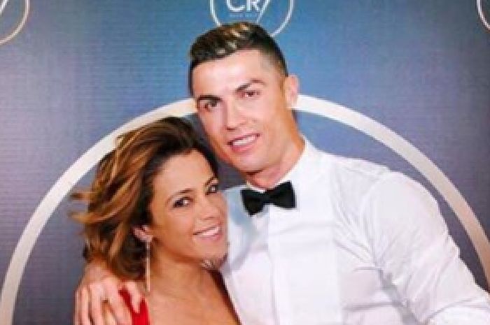 Cristiano Ronaldo bersama seorang wanita di Gala CR7 2017