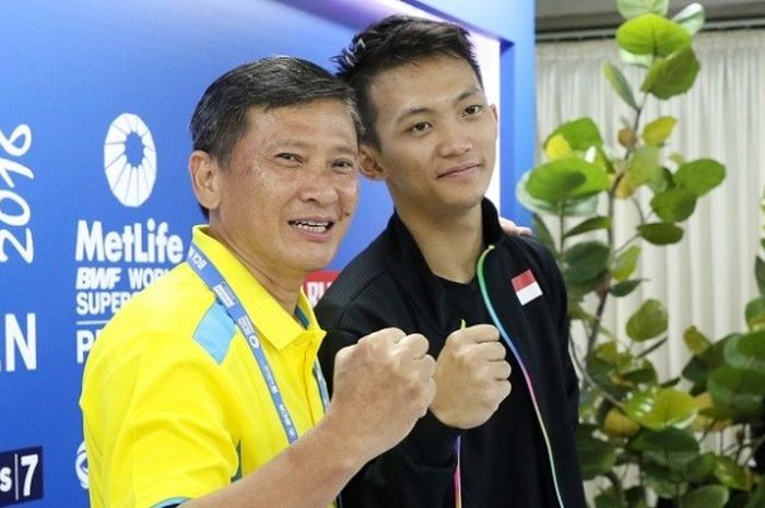 Pelatih tunggal putra nasional, Hendry Saputra (kiri), berpose dengan Ihsan Maulana Mustofa, setelah konferensi pers seusai laga semifinal BCA Indonesia Open Superseries Premiere 2016 yang berlangsung di Istora Gelora Bung Karno, Senayan, Jakarta, Sabtu (4/6/2016).