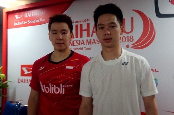 Pasangan ganda putra Indonesia, Marcus Fernaldi Gideon/Kevin Sanjaya Sukamuljo, berfoto seusai menjalani sesi konferensi pers di Istora Senayan, Jakarta, Rabu (24/1/2018).