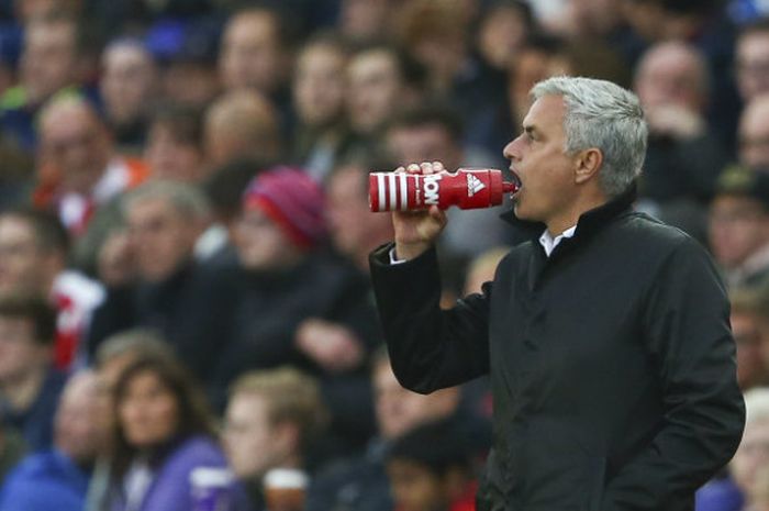 Manajer Manchester United, Jose MOurinho, dalam laga kontra Stoke City di Bet365 Stadium, Sabtu (9/9/2017).