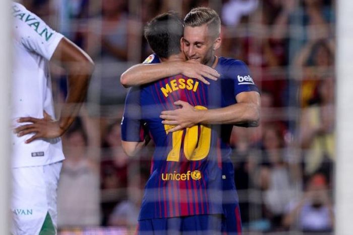 Gerard Deulofeu memeluk Lionel Messi dalam pertandingan Barcelona melawan Chapecoense pada duel pramusimi Joan Gamper Trophy di Camp Nou, Barcelona, 7 Agustus 2017.