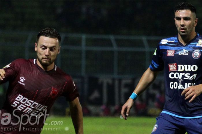 Pemain PSM Makassar, Marc Anthony Klok (kiri), berduel dengan Ahmed Atayev (Arema FC).
