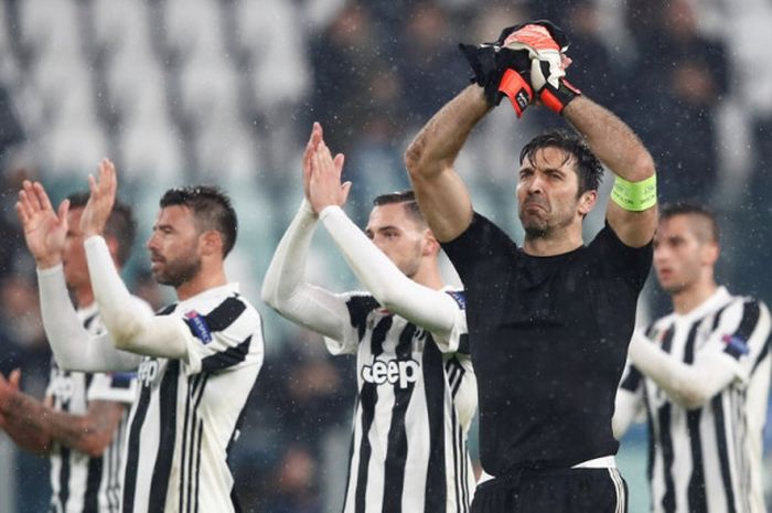   Kiper Juventus, Gianluigi Buffon, menyapa penggemar seusai laga leg pertama perempat final Liga Champions kontra Real Madrid di Stadion Allianz, Turin, Italia pada 3 April 2018.  