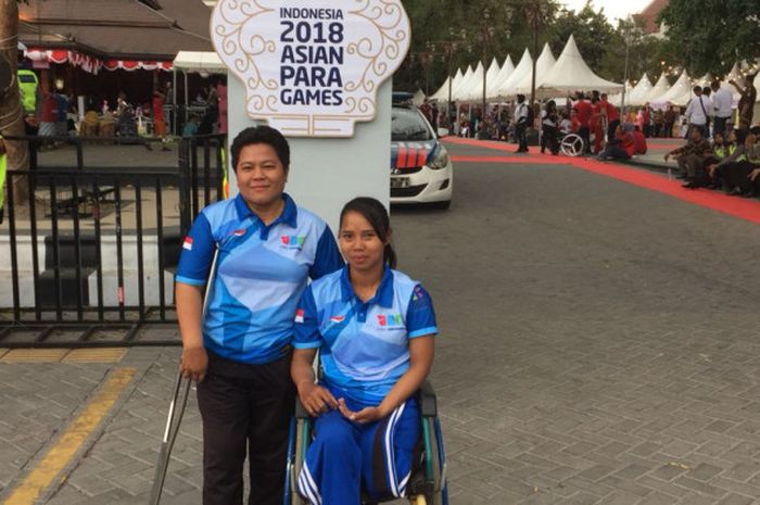 Dua pepanah pelatnas Asian Para Games 2018, Jarwati dan Ijah Khodijah, di halaman balaikota Solo, Rabu (5/9/2018).