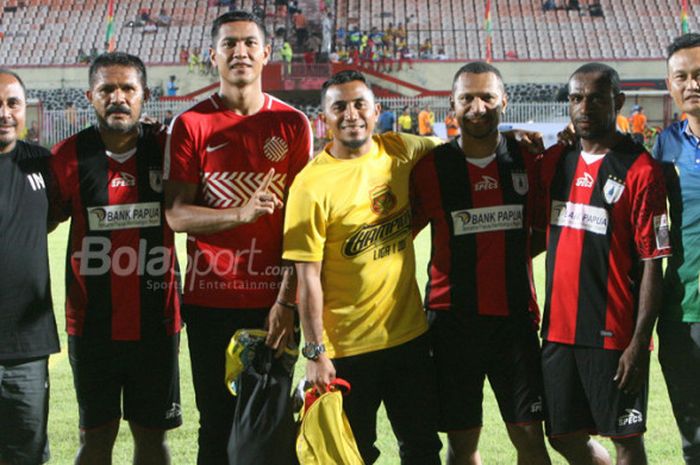 Imran Nahumarury (kiri) bersama para mantan pemain Persipura dan anggota Bhayangkara FC dalam kegiatan Bhayangkara Papua Football Festival di Stadion Mandala Jayapura, Kamis (14/12/2017).