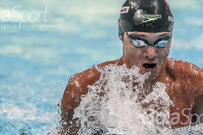 Aksi atlet renang nasional Indonesia, Gagarin Nathaniel Yus, saat mengikuti test event Asian Games 2018 bertajuk CIMB Niaga Indonesia Aquatic Championship 2017 di Aquatic Stadium, Senayan, Jakarta, pada Selasa (12/12/2017).