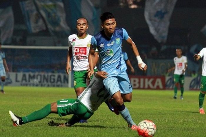 Aksi penyerang Persela Lamongan, Dendy Sulistyawan, dalam laga kontra Bhayangkara Surabaya United di Stadion Surajaya, Lamongan, Jumat (19/8/2016).